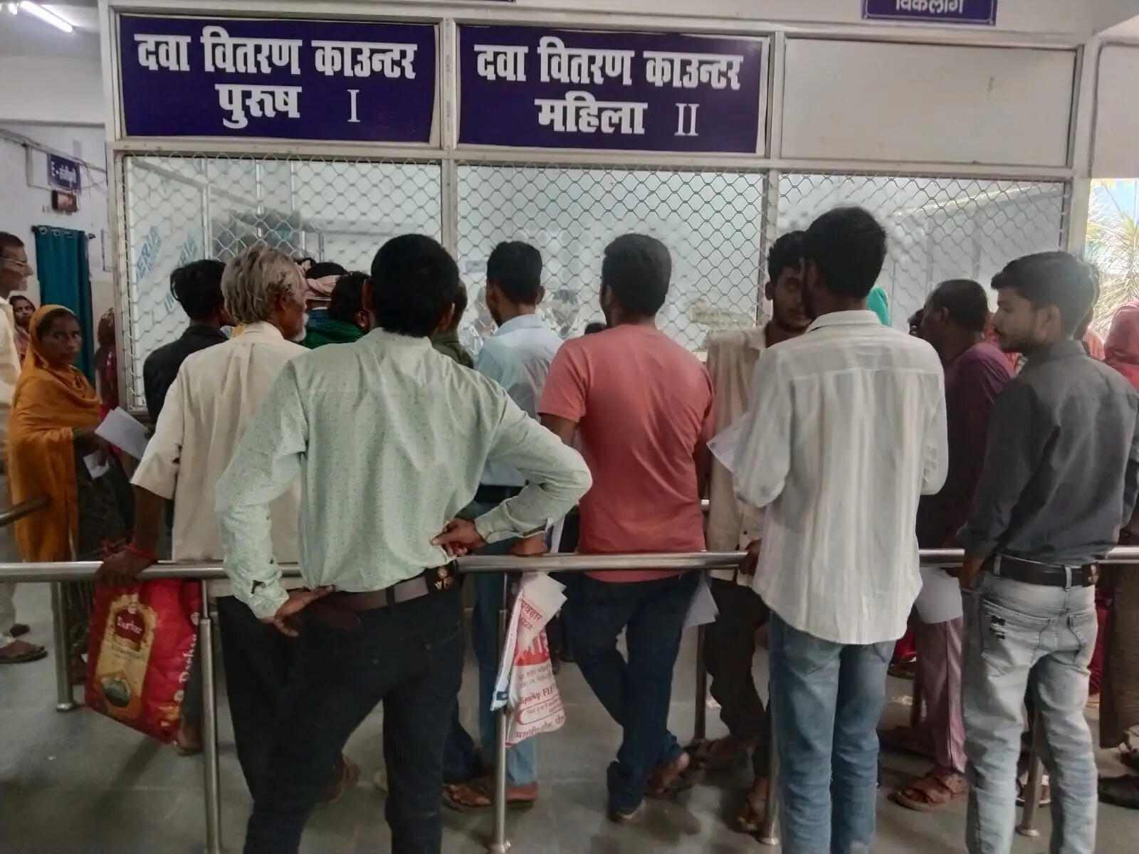 गर्मी बढ़ते ही सदर अस्पताल सुपौल में मरीजों की भीड़, दवा काउंटर पर लंबी कतार
