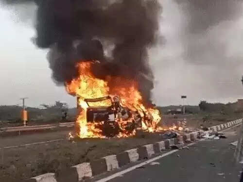 स्कॉर्पियो और मिनी ट्रक की टक्कर में युवक जिंदा जला