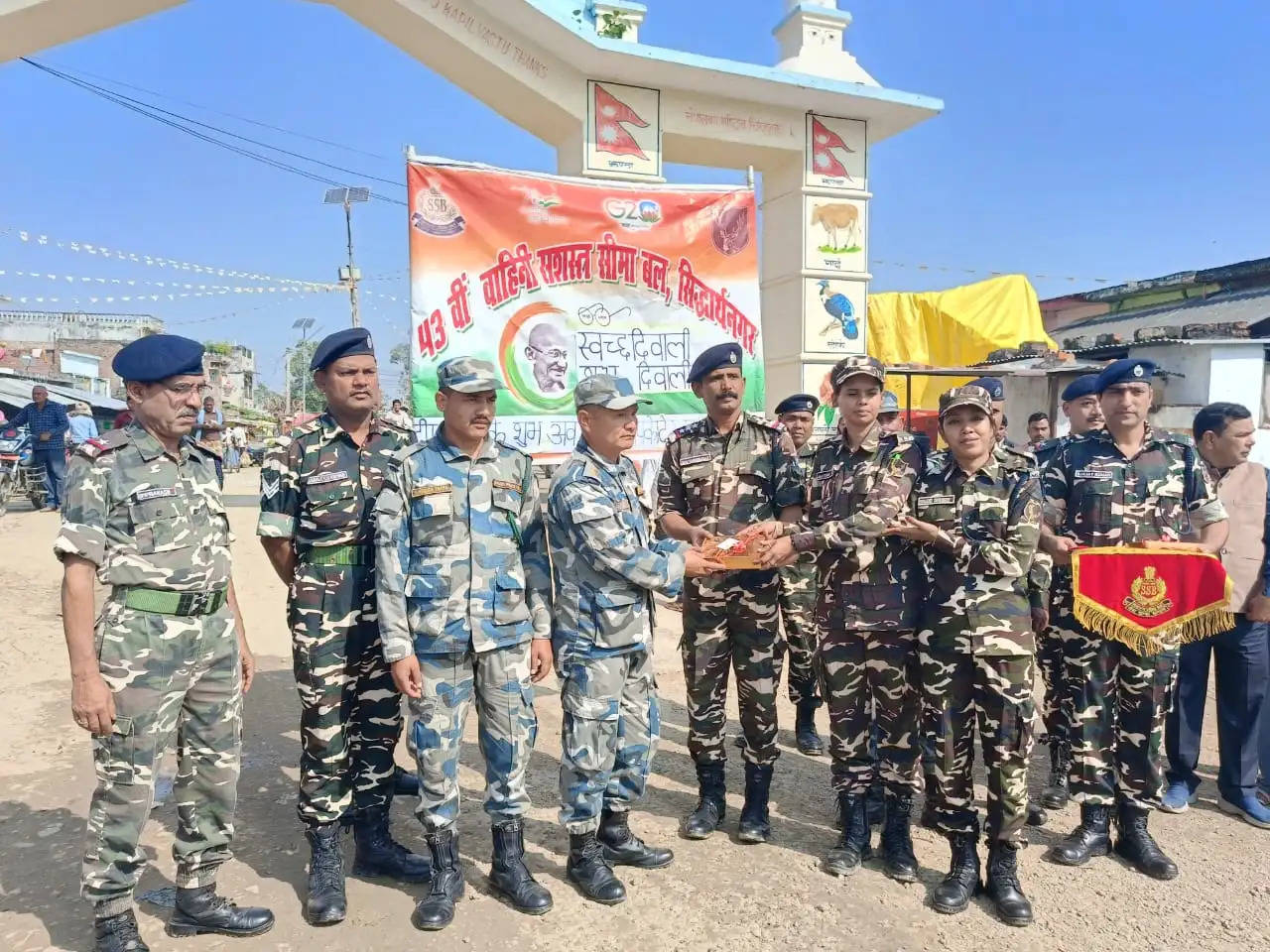 सीमा सुरक्षा बल के जवानों ने मित्र राष्ट्र के जवानों को मिठाई व उपहार देकर सम्मानित किया