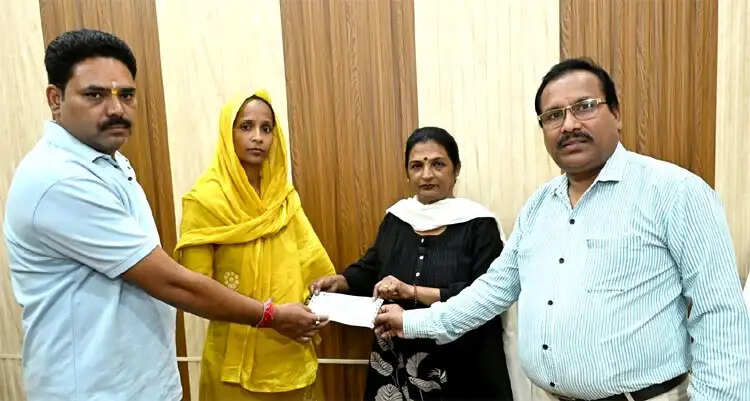 पत्रकार कल्याण कोष से मृतक पत्रकार के आश्रित को पांच लाख की आर्थिक सहायता
