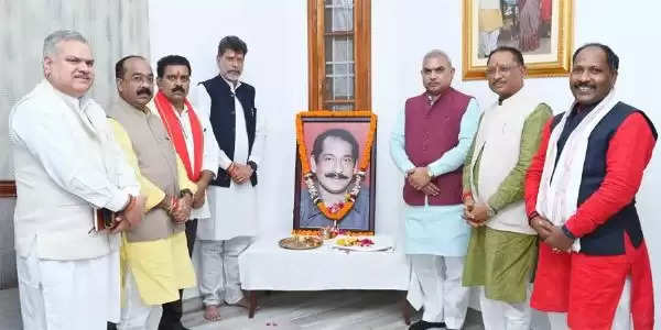 मुख्यमंत्री साय ने पूर्व केंद्रीय राज्‍यमंत्री द‍िलीप स‍िंह जूदेव को दी पुष्‍पांजल‍ि