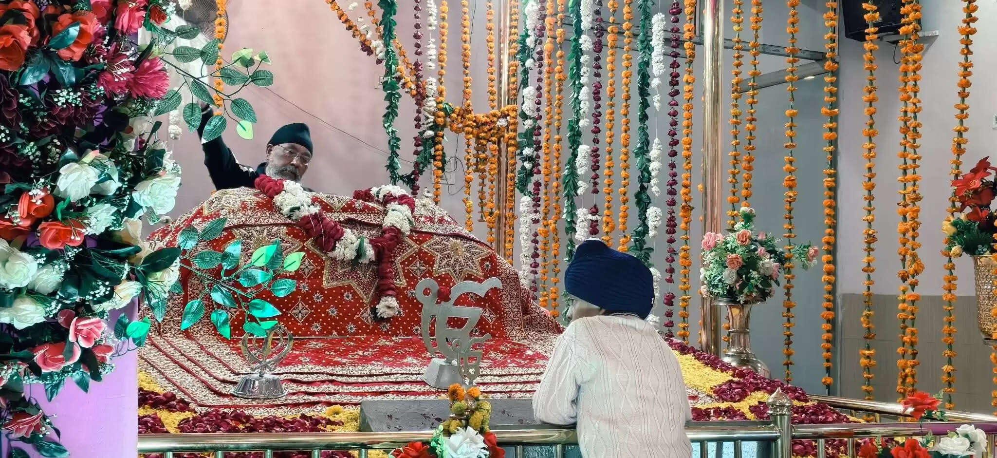 गुरु गोविंद सिंह जी के प्रकाश पर्व पर भव्य शोभायात्रा का आयोजन, लोगों ने छका लंगर