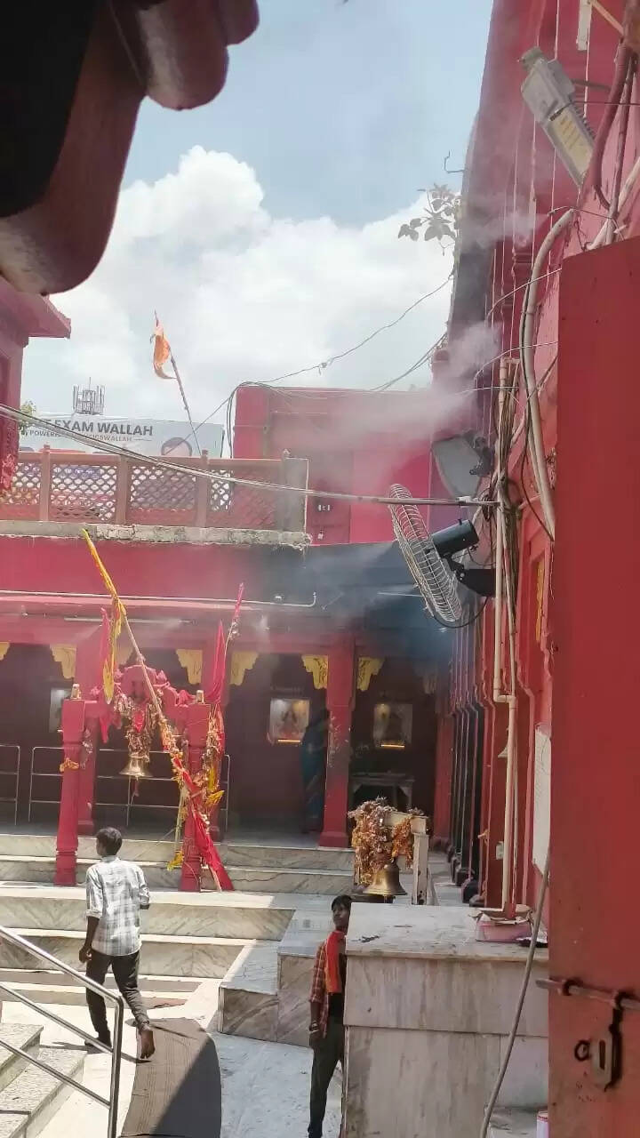 हीट वेब से बचाव: दुर्गाकुण्ड कुष्मांडा मंदिर में लगा हाई प्रेशर मिस्टइंग सिस्टम