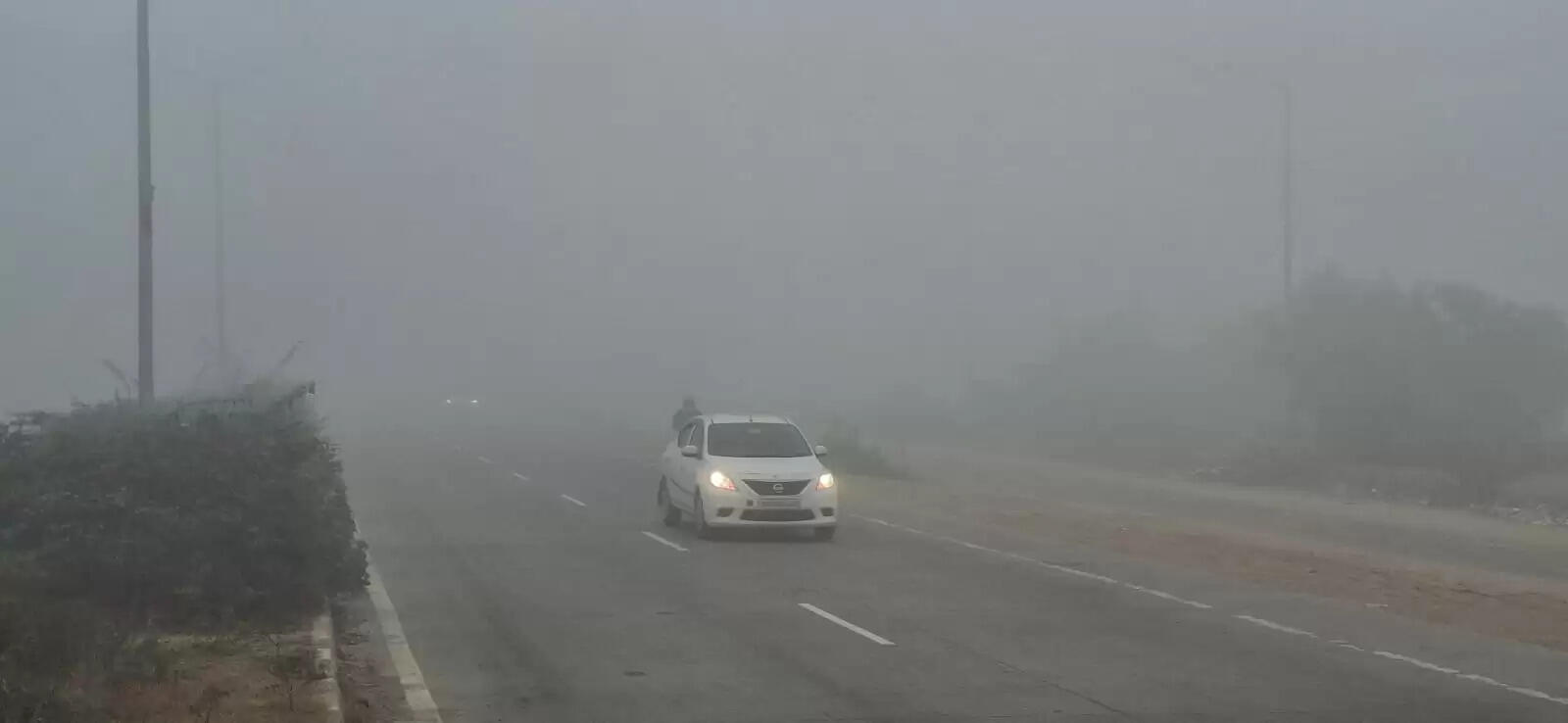 जींद में घने कोहरे से जनजीवन हुआ अस्त-व्यस्त,घराें में दुबके लाेग