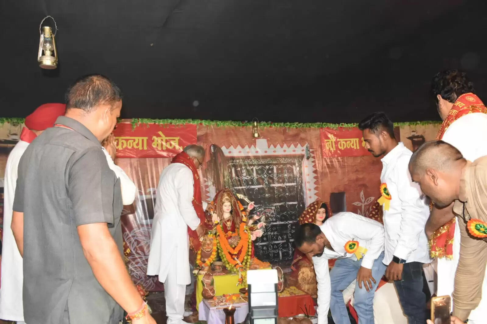 रायपुर : मुख्यमंत्री भूपेश बघेल नया मंगल बाजार गुढ़ियारी पहुंचकर मां दुर्गा के नौ कन्या रुपों के दर्शन किए