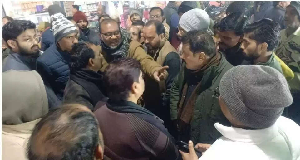 रेलवे रोड निर्माण को लेकर व्यापारी भिड़े,पालिकाध्यक्ष ने रुकवाया निर्माण