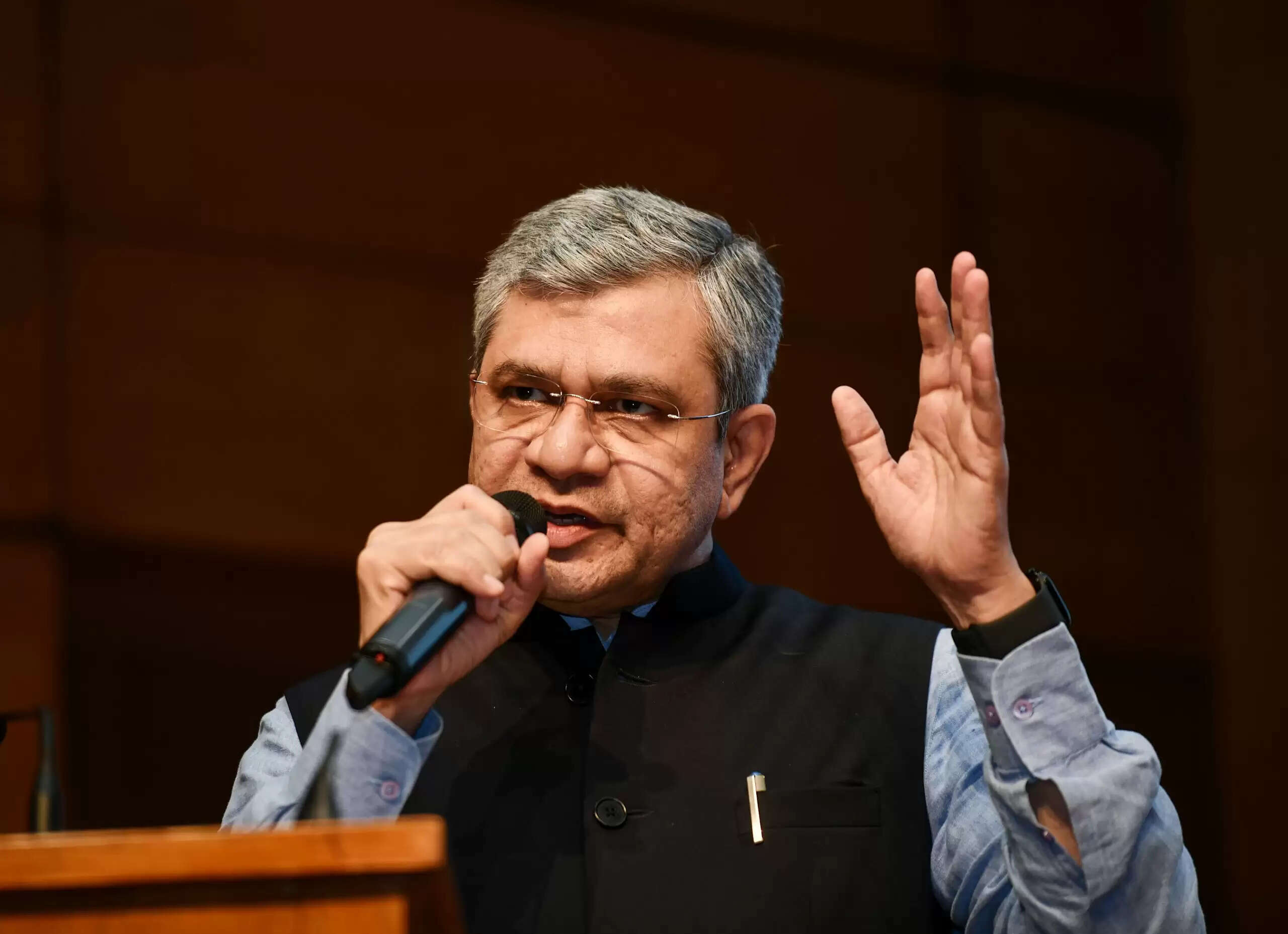 फर्जी खबरें लोकतंत्र के लिए ख़तरा : अश्विनी वैष्णव