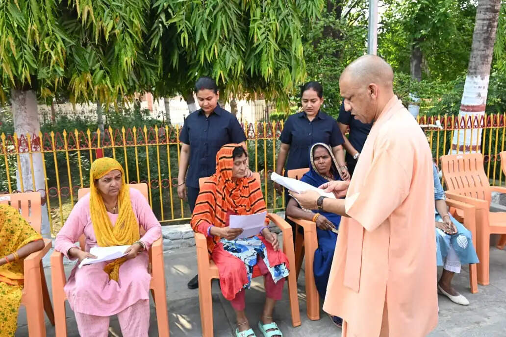 हर जरूरतमंद को दिलाएं कल्याणकारी योजनाओं का लाभ : मुख्यमंत्री योगी