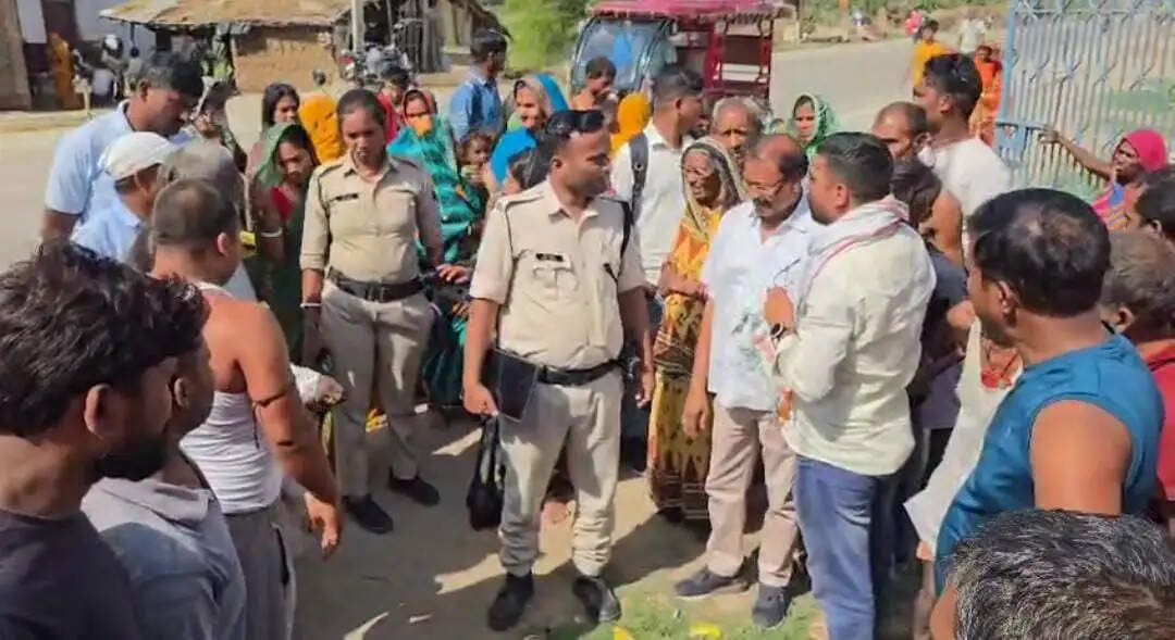 मानसिक रूप से अस्वस्थ शिक्षक ने विद्यालय में मचाया उत्पात, छात्रों और अभिभावकों पर किया हमला