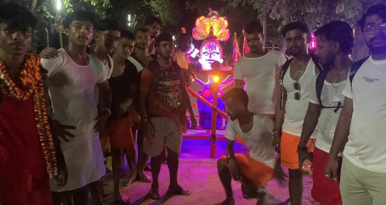 शिवभक्ति और राष्ट्रभक्ति का अद्भुत संगम, कोलकाता के भक्तों ने बनाया 300 किलो का विशाल कांवड़