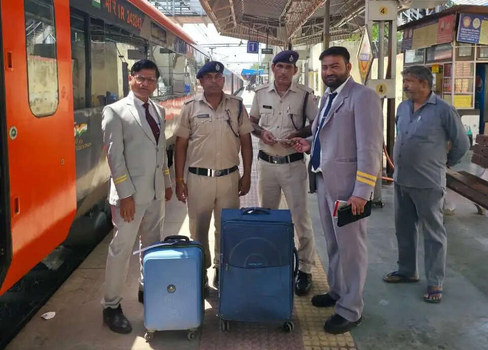 वंदे भारत में सामान चढ़ाया लेकिन यात्री खुद नहीं चढ़ पाया