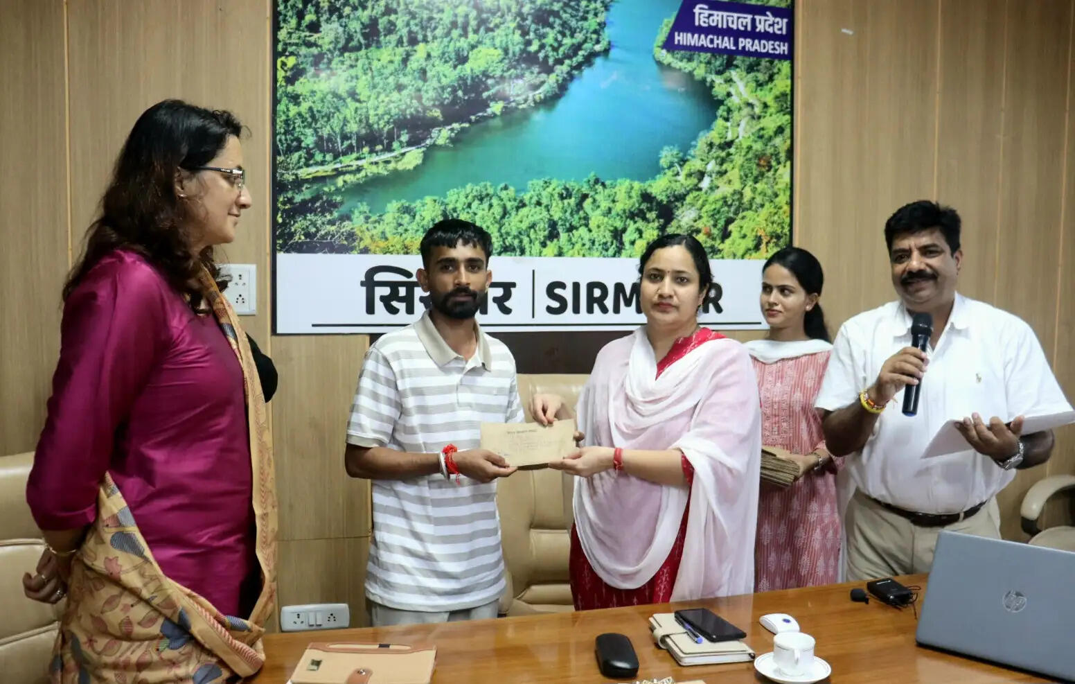 उपायुक्त प्रियंका वर्मा ने 36 पशु मित्रों को नियोजन पत्र किए वितरित