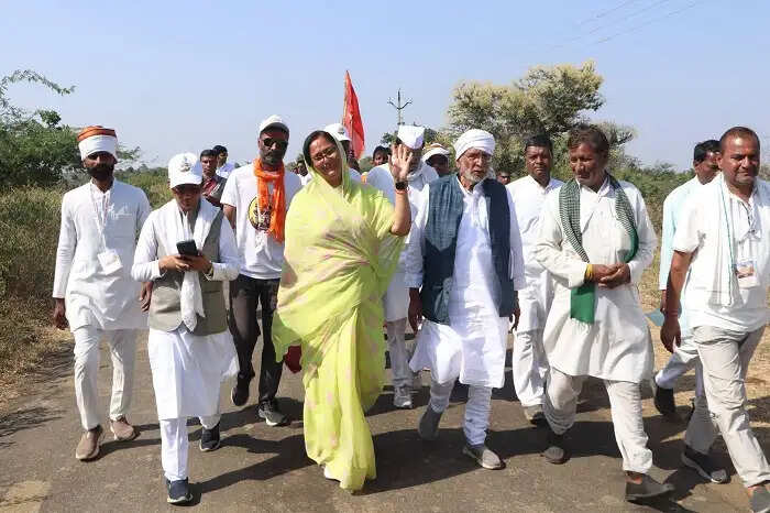 पदयात्रा में दिग्विजय सिंह के साथ चल रहीं अमृता राय, बुजुर्ग महिला से मुलाकात का भावुक प्रसंग आया सामने