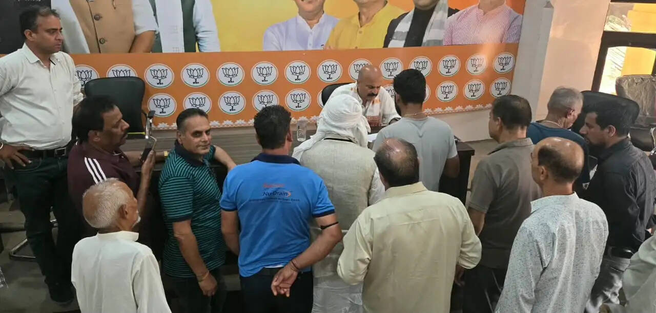 जनसमस्याओं के समाधान के लिए लगाया पब्लिक दरबार, राजस्व, पेंशन, सड़क, जलापूर्ति और शहरी विकास से जुड़े मुद्दे प्रमुखता से उठे