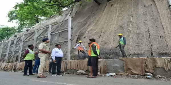 अनूपपुर: संभागायुक्त ने किरर घाट में कार्यों का किया निरीक्षण, कार्यस्थल पर में सहायक यंत्री नहीं मिलने पर लगाई फटकार