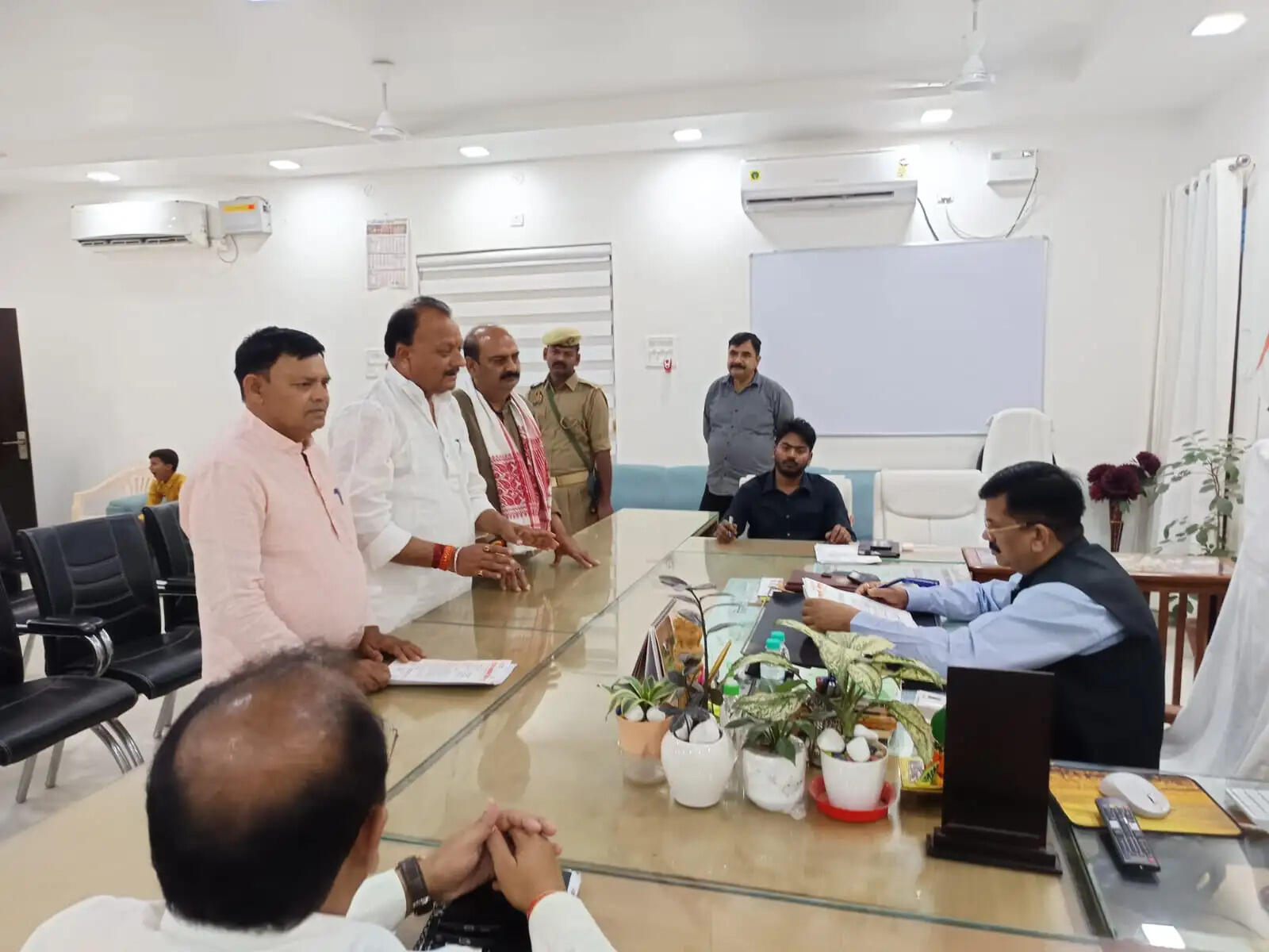 यूपी बोर्ड परीक्षा : मूल्यांकन केंद्रों में शिक्षकों की जलपान राशि हड़पने का आरोप, जिलाधिकारी से की शिकायत