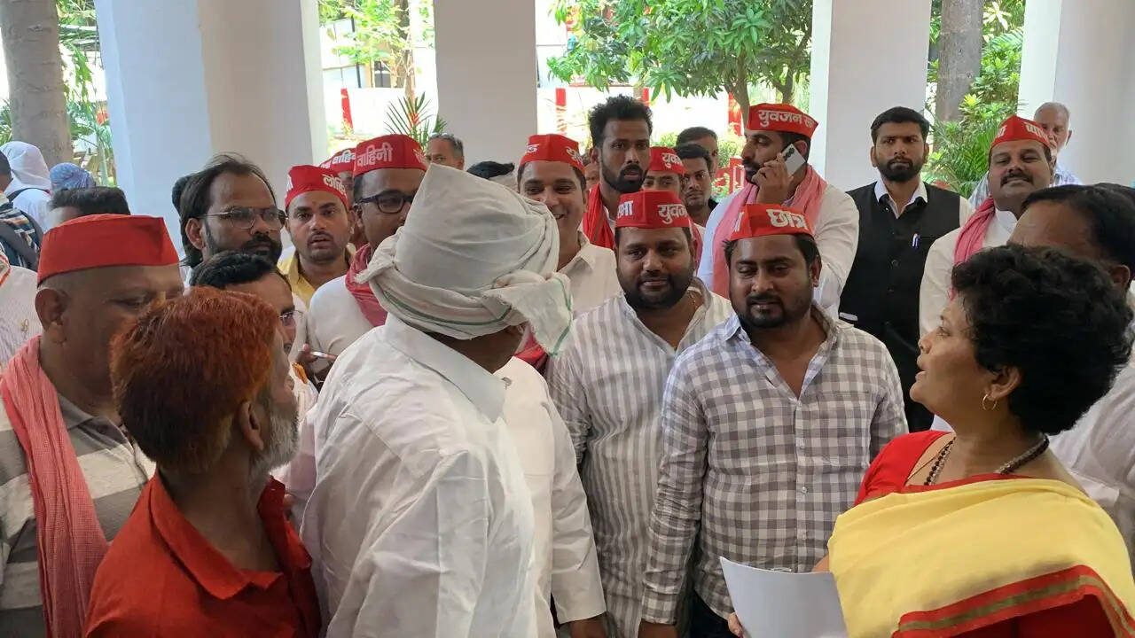 सपा प्रमुख अखिलेश यादव को एनएसजी सुरक्षा देने की मांग, कार्यकर्ताओं ने सौंपा ज्ञापन