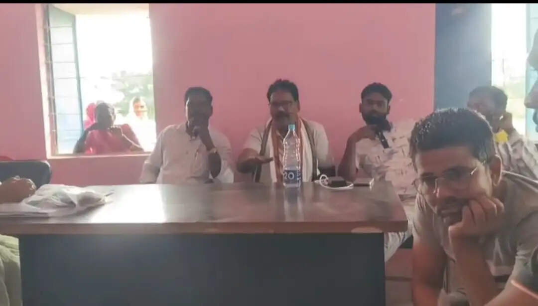 विवादों में ग्राम सचिव दिनेश ठाकुर, ग्राम सभा में हंगामे के बाद चार लोगों पर पुलिस की कार्रवाई