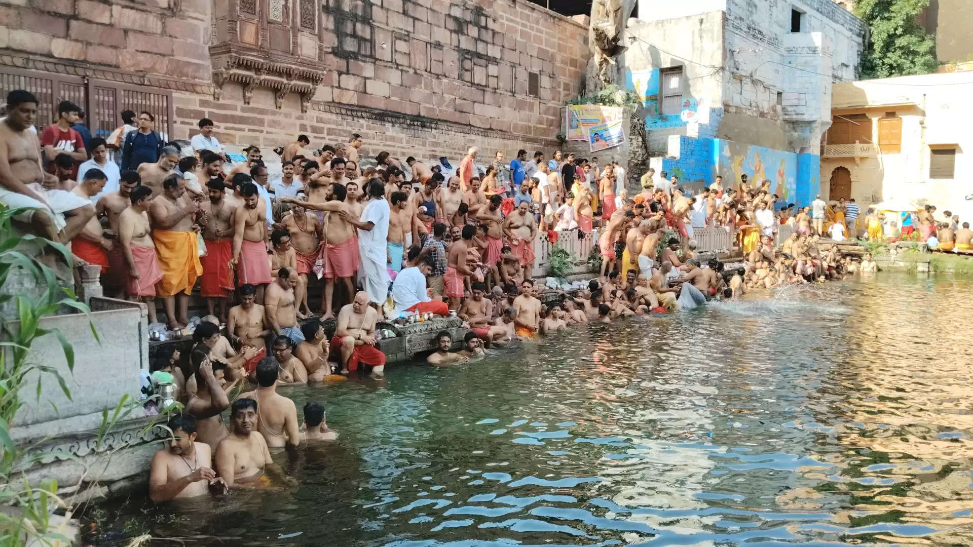 पितृ पक्ष की सर्वपितृ अमावस्या मनाई, श्राद्ध संपन्न : जलसरोवरों पर रही तर्पण के लिए भीड़