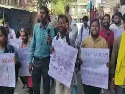 इंदौर में बस पास महंगा होने पर छात्रों का विरोध, निगम मुख्यालय पर प्रदर्शन