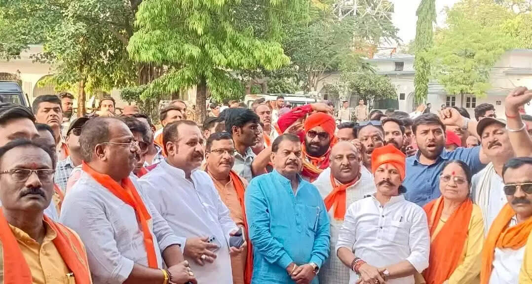 जबलपुर : हिन्दू संत पर जानलेवा धमकी के मामले में हिन्दू संगठन बेरिकेड्स तोड़ घुसे एसपी ऑफिस में, दी चेतावनी