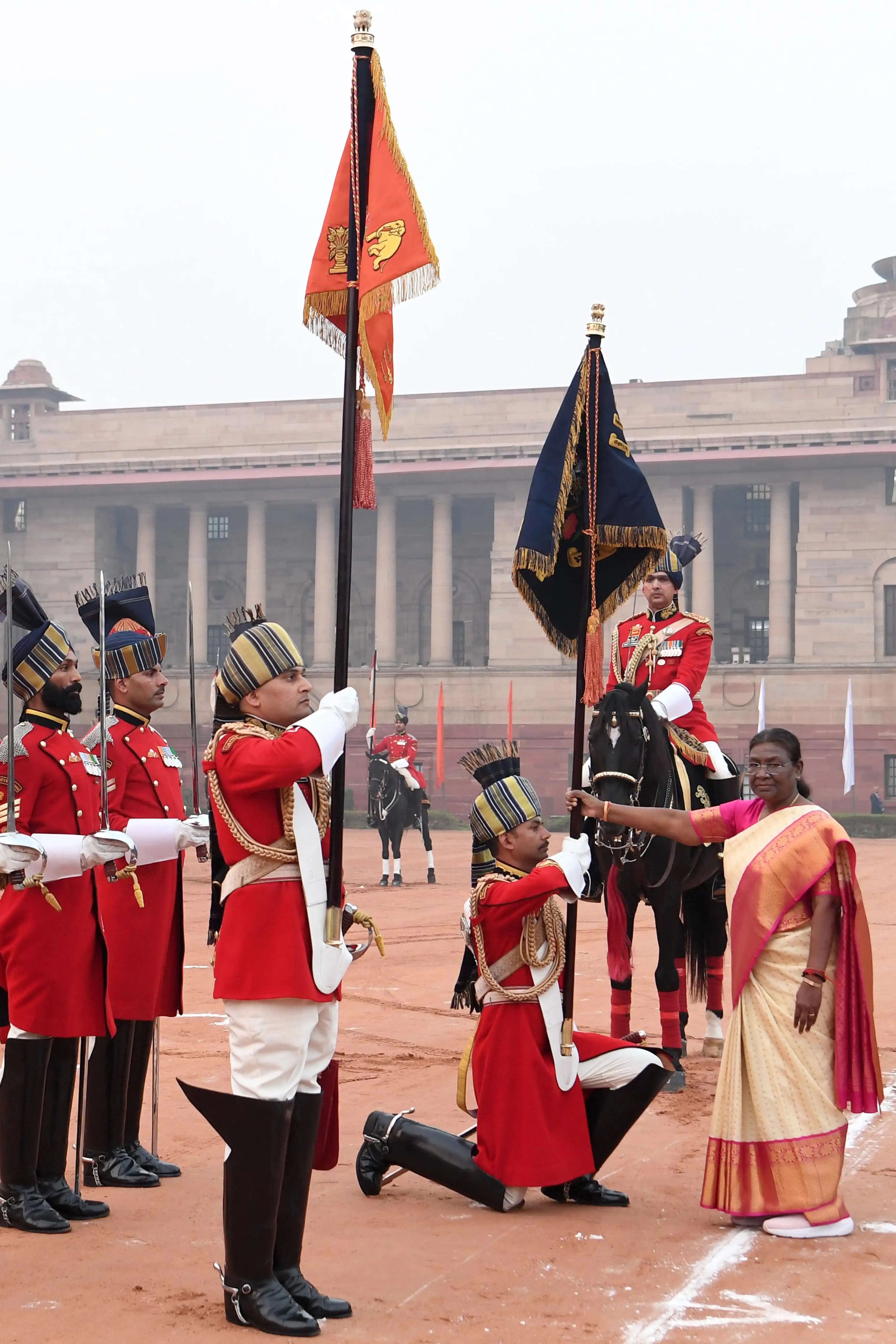 राष्ट्रपति मुर्मू ने पीबीजी को राष्ट्रपति के अंगरक्षक मानक और रेजिमेंटल मानक प्रस्तुत किये