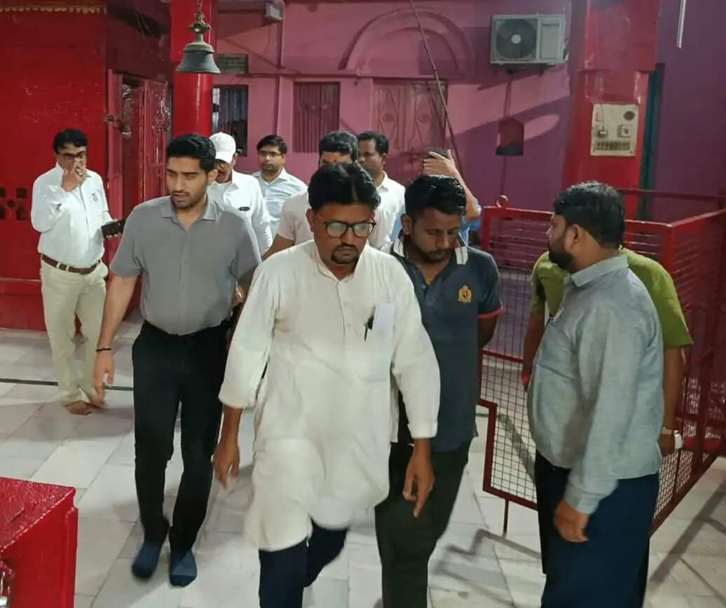 शारदीय नवरात्र के पहले देवी मंदिरों के रास्ते जगमग बनाने के लिए जुटा नगर निगम