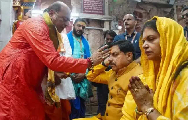 मप्र के मुख्यमंत्री मोहन यादव ने गुजरात के द्वारकाधीश मंदिर में की सपत्नीक पूजा-अर्चना