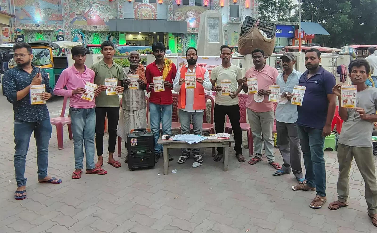 गौ सम्मान अभियान के तहत लोगों के बीच हस्ताक्षर अभियान