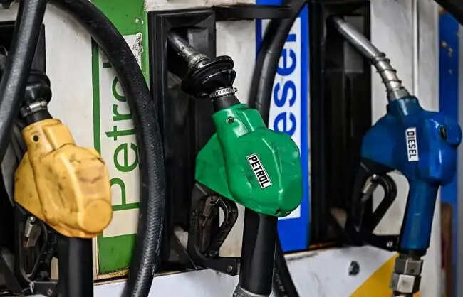 केंद्र सरकार ने पेट्रोल पंपों से थोक औद्योगिक पेट्रोल-डीजल की खरीद पर लगाई रोक