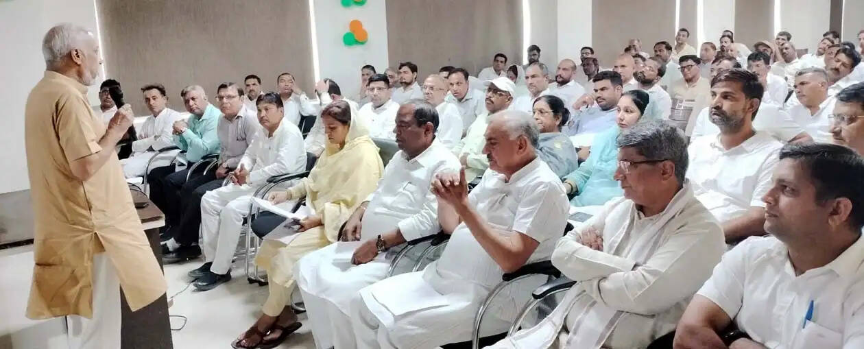 हिसार : पार्टी की विचारधारा व नीतियों को प्रभावी ढंग से जन-जन तक पहुंचाएं : डॉ. सतीश पूनिया