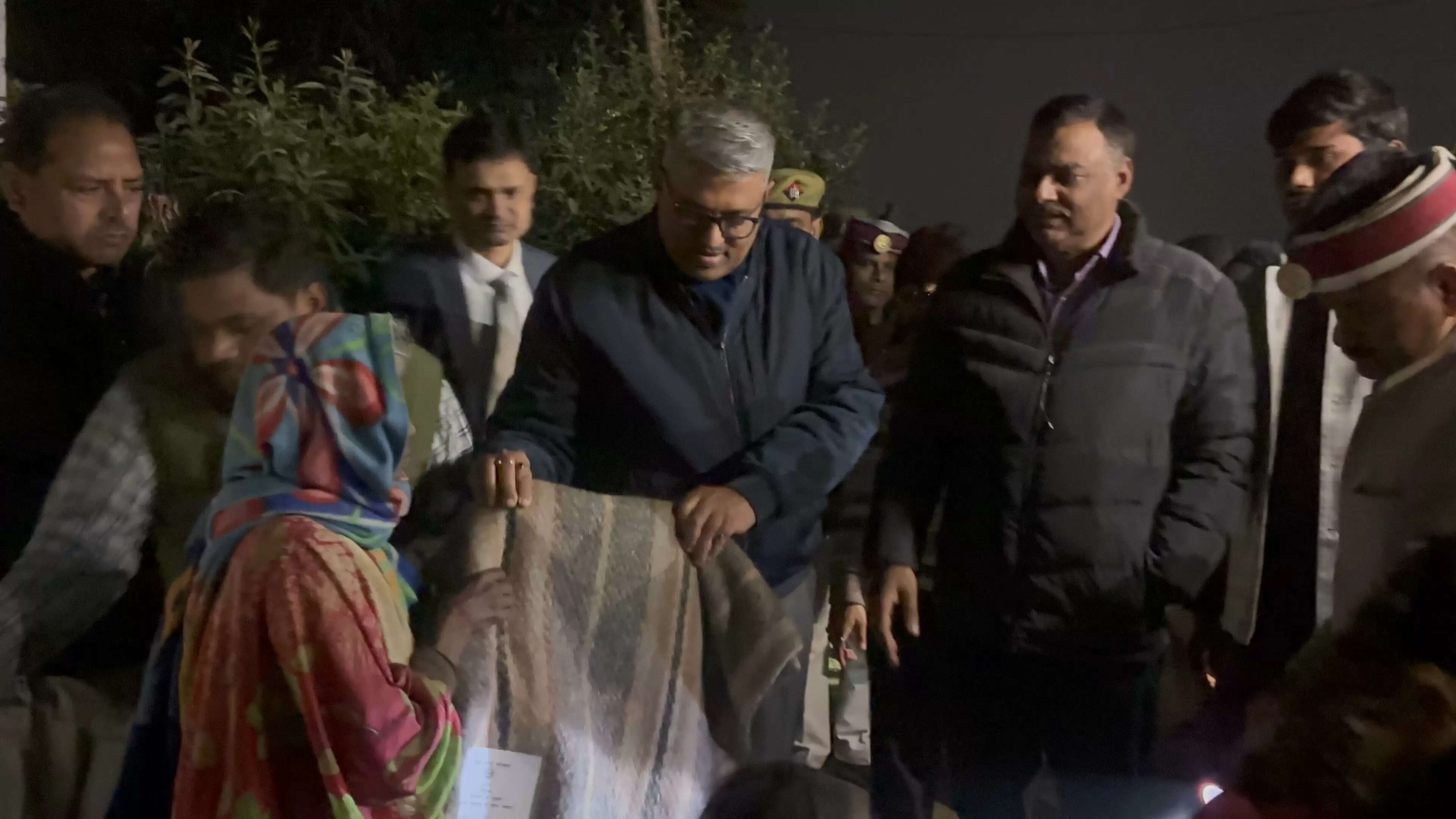 मीरजापुर में जनपद न्यायाधीश और जिलाधिकारी ने मुहसर बस्ती में बांटे कंबल