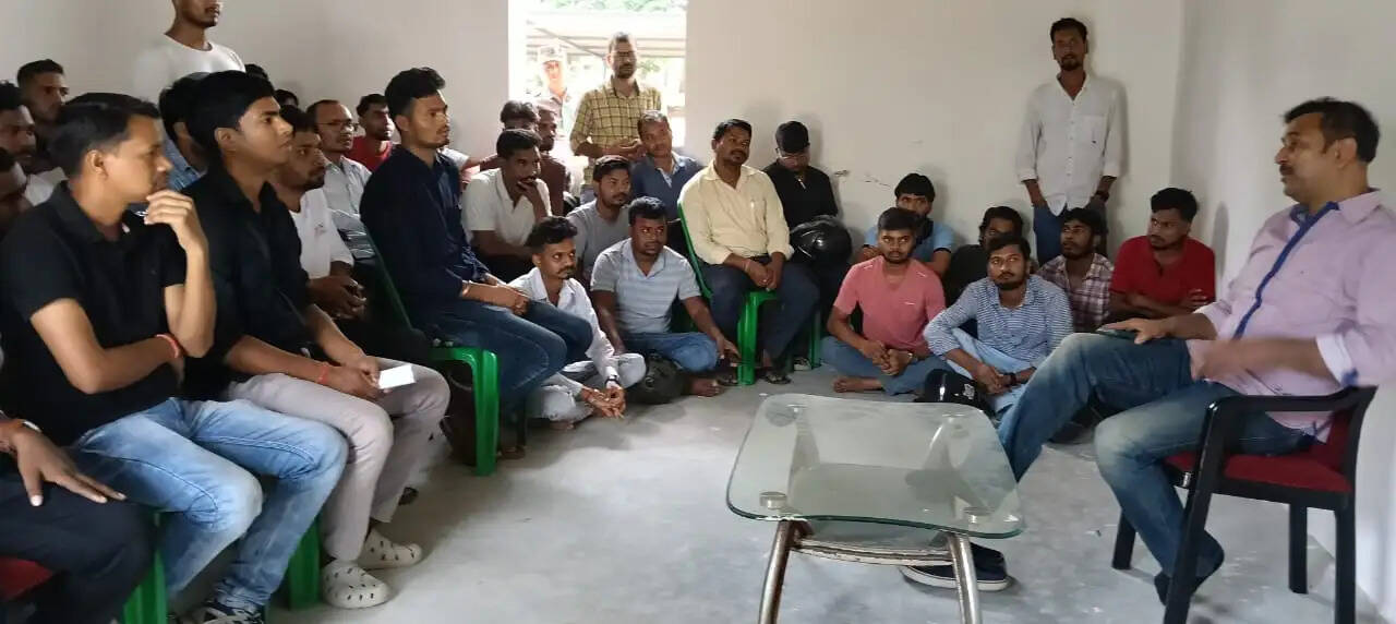 हॉस्टल खाली करने के आदेश से चिंतित छात्र मिले सुदेश से