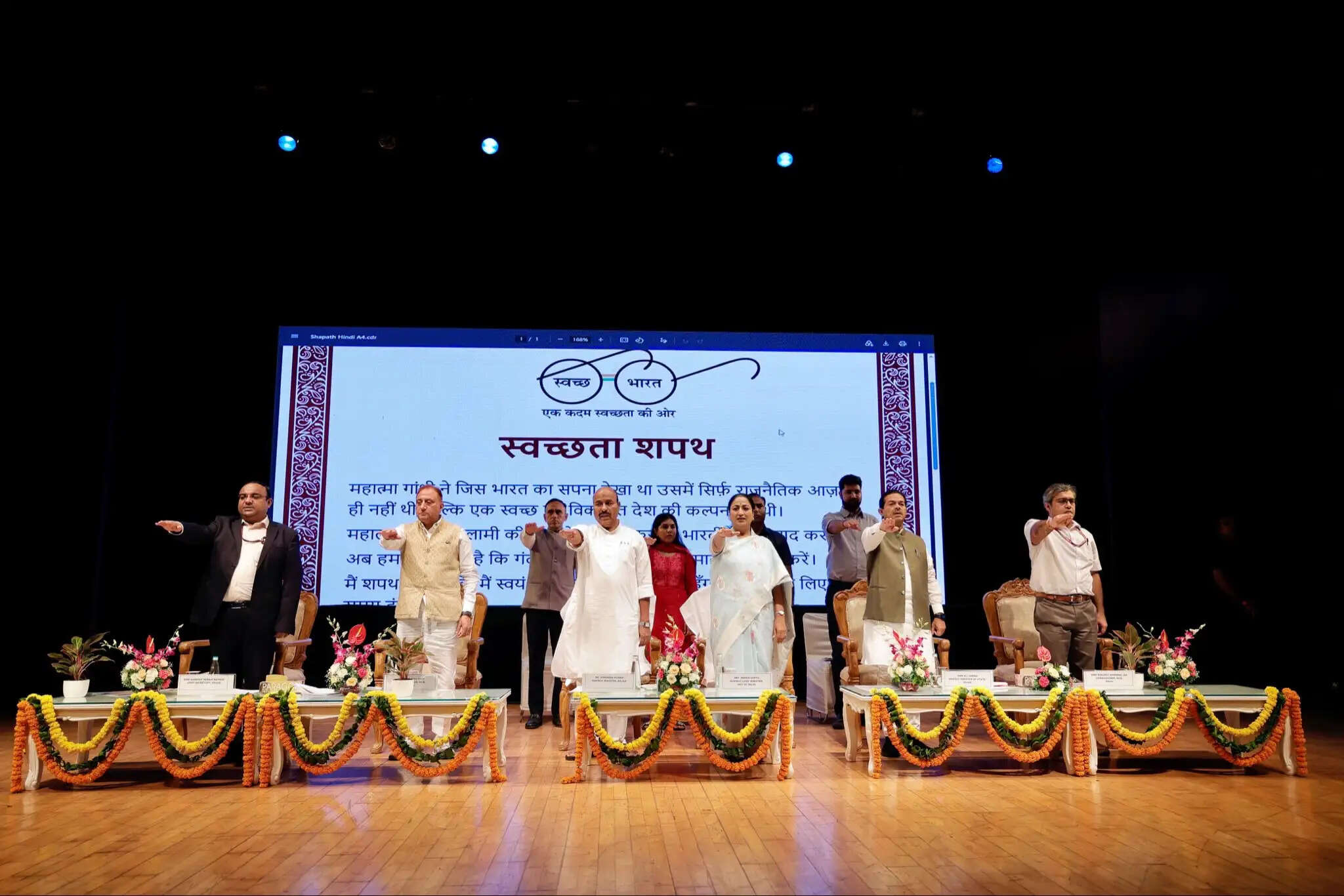 केंद्रीय मंत्री वीरेंद्र कुमार के साथ मुख्यमंत्री रेखा गुप्ता ‘सफाई मित्र सुरक्षा एवं सम्मान शिविर’ में हुई सम्मिलित