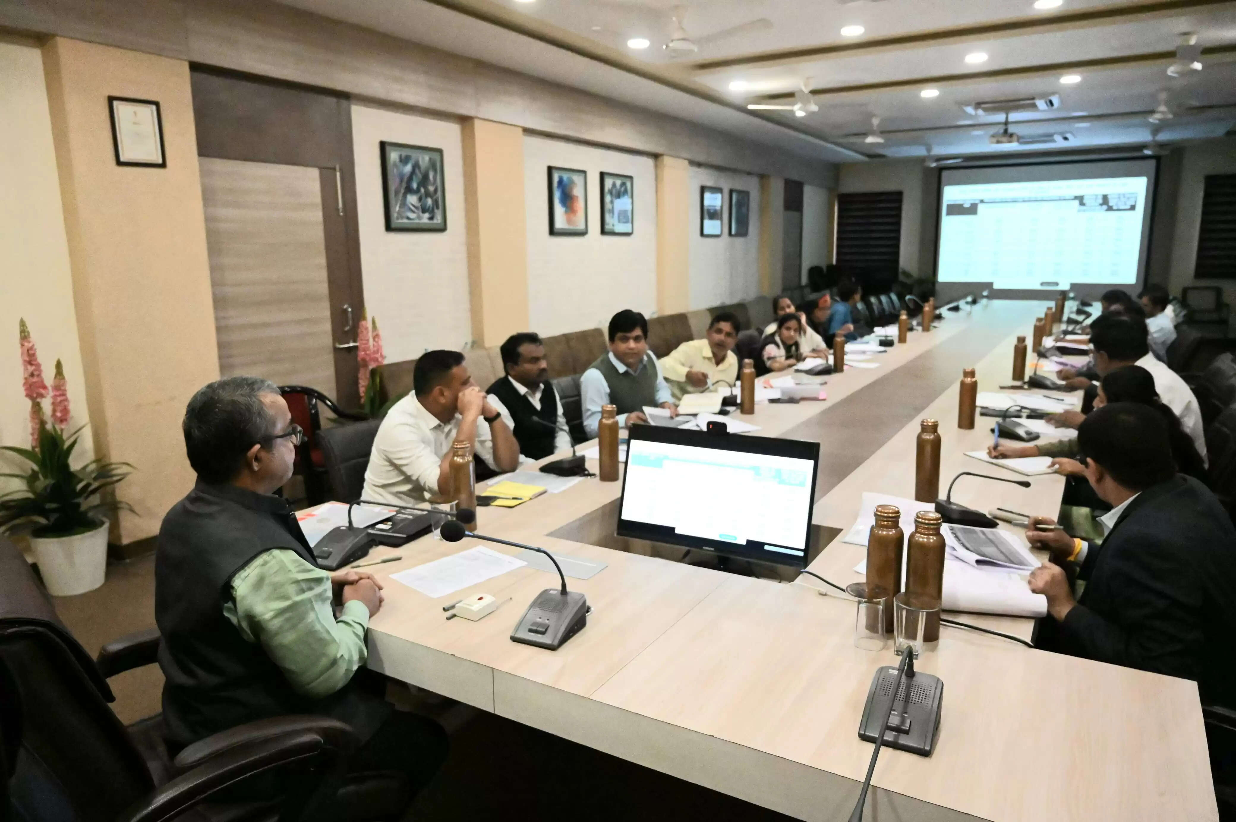 धारः अपर कलेक्टर ने की शहरी विकास अभिकरण की विस्तृत समीक्षा