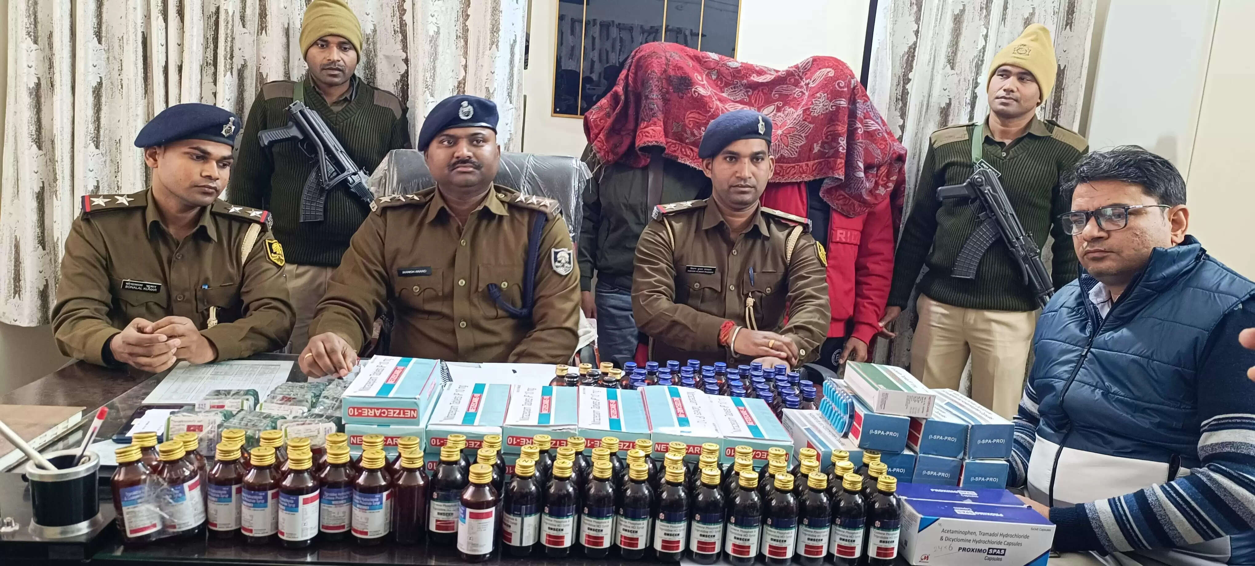 भारी मात्रा में प्रतिबंधित नशीली दवा के साथ दो युवक हिरासत में