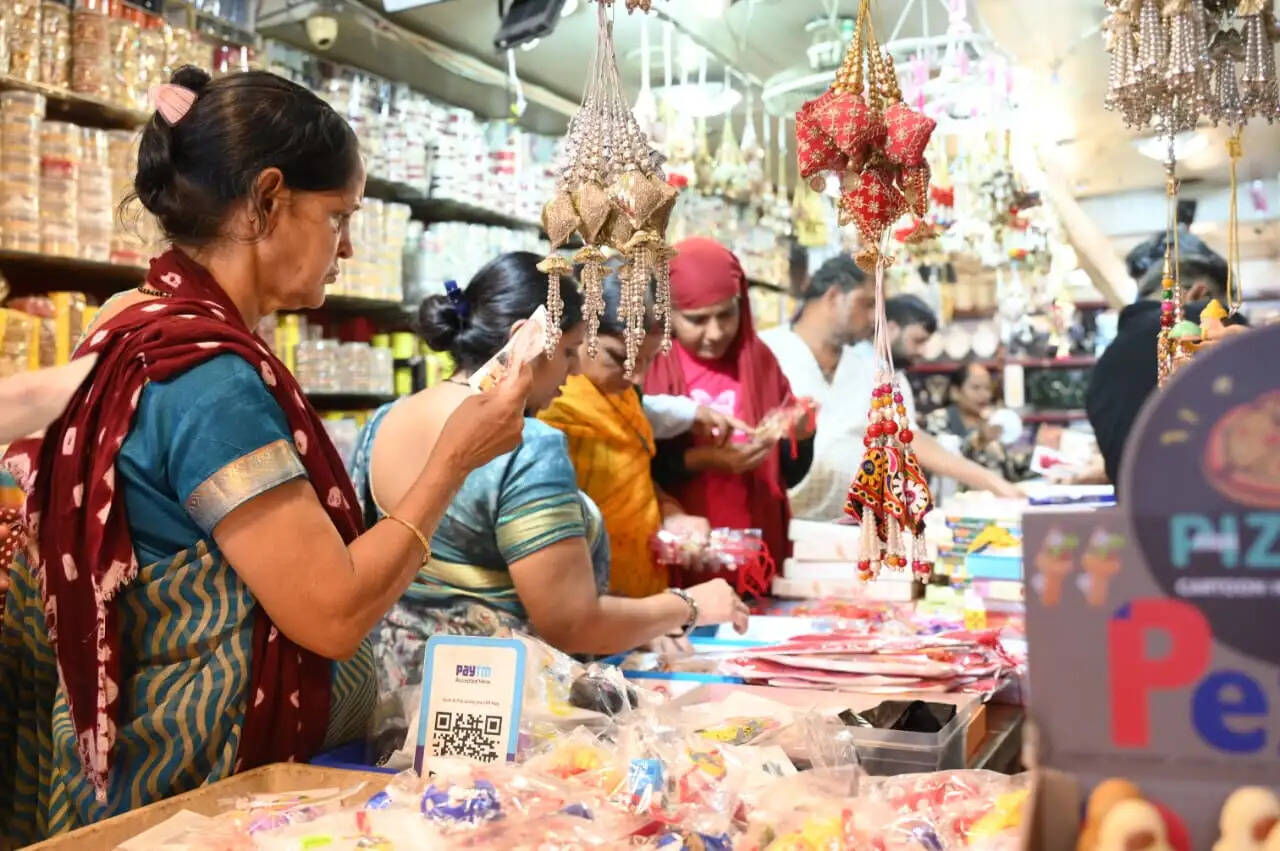 रक्षाबंधन पर सजे बाजार: 500 से अधिक तरह की राखियों की धूम