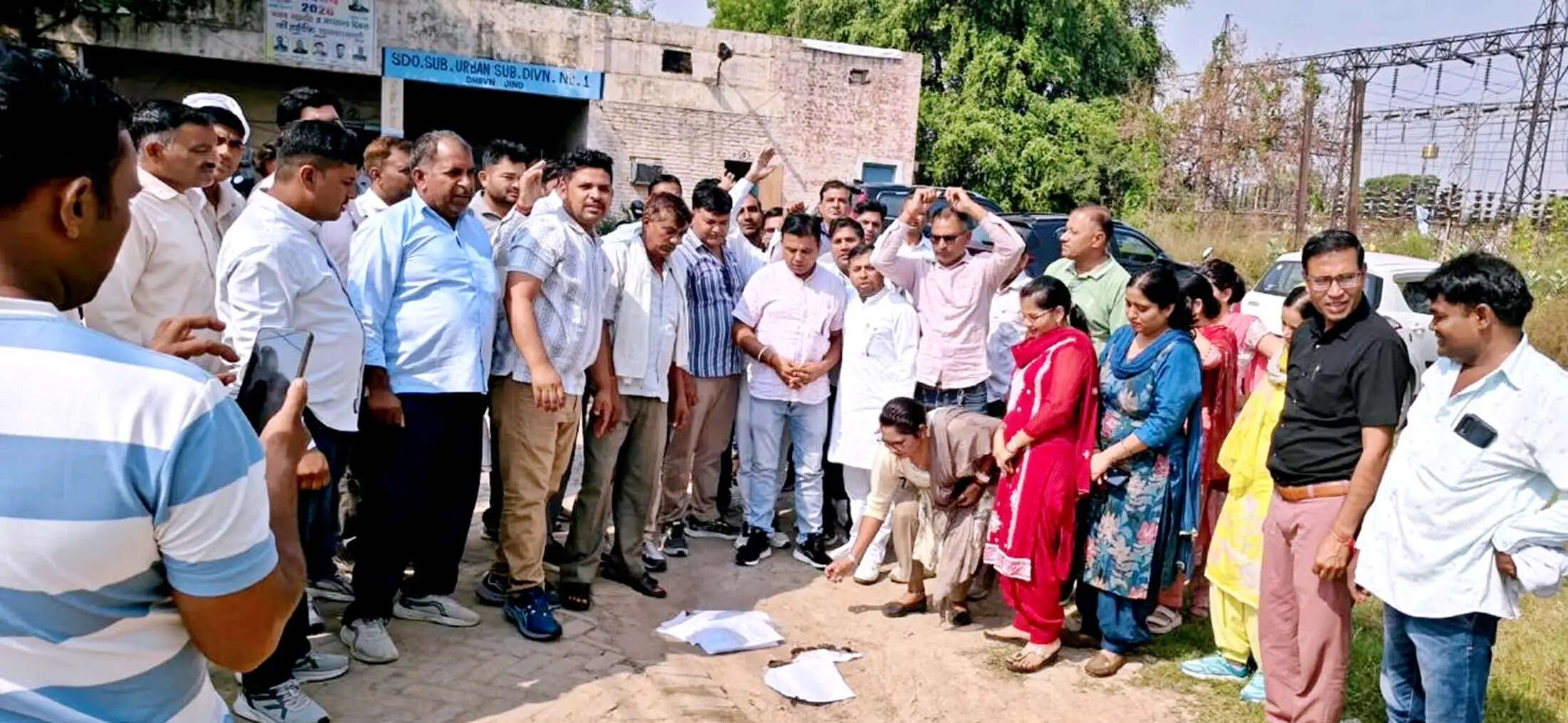 जींद : बिजली निगम कर्मियों ने गेट बंद कर फूंकी इलेवन पावर के लाइसेंस की प्रतियां