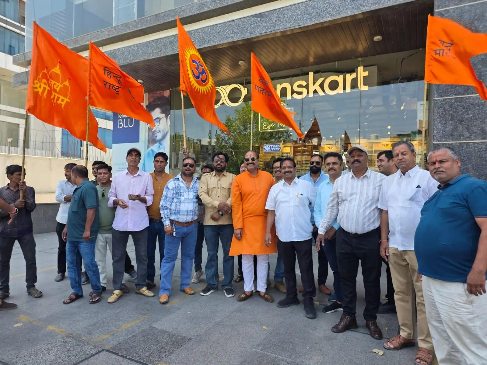 लैंसकार्ट ड्रेसकोड विवाद : उदयपुर में शोरूम स्टाफ को तिलक लगाकर किया प्रदर्शन