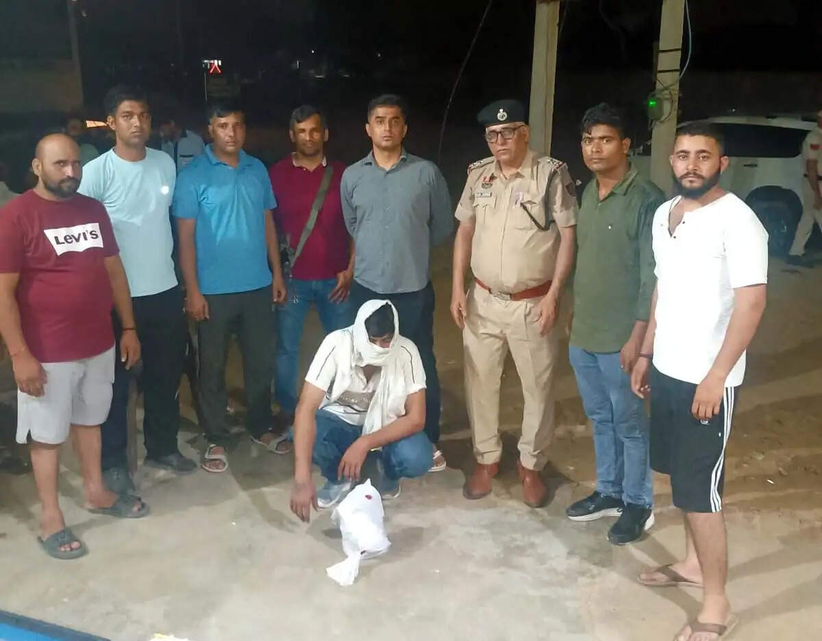 हिसार पुलिस ने अफीम व कार सहित आरोपी को पकड़ा