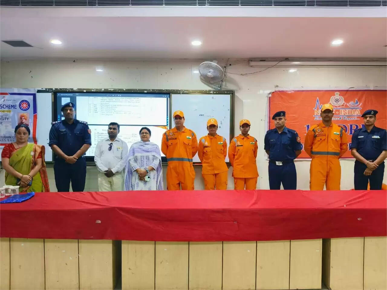 बीएचयू के छात्रों ने एनडीआरएफ से सीखे आपदा प्रबंधन के गुर, जवानों ने किया जीवंत प्रदर्शन