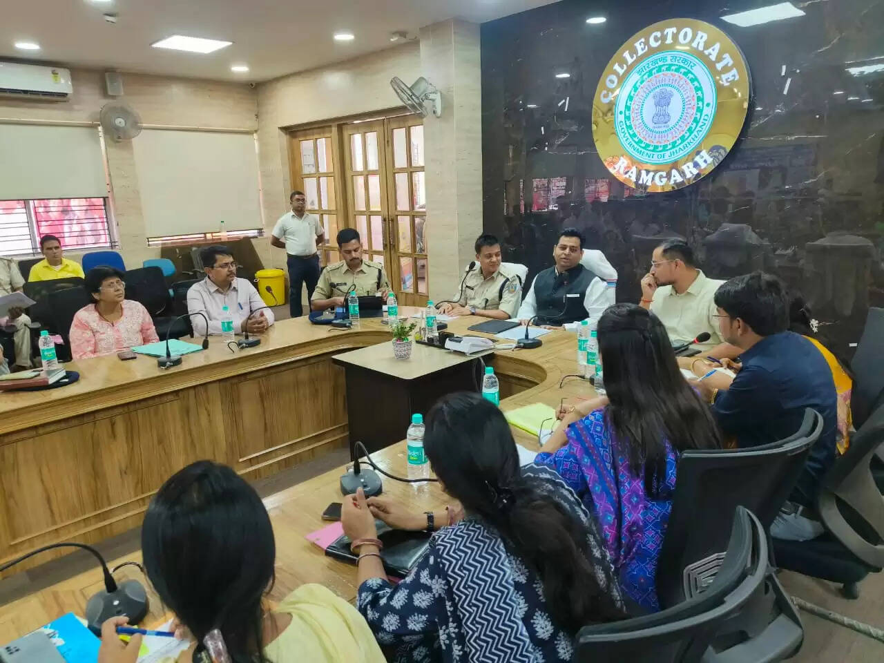 अवैध खदान में लगी आग को बुझाएं, अवैध खनन पर लगाएं रोक : डीसी