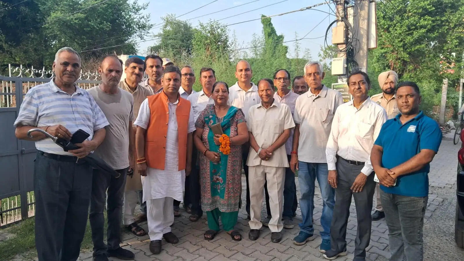 जवाहर नगर में विधायक डॉ. भारत भूषण का दौरा, लोगों की समस्याएं सुनीं