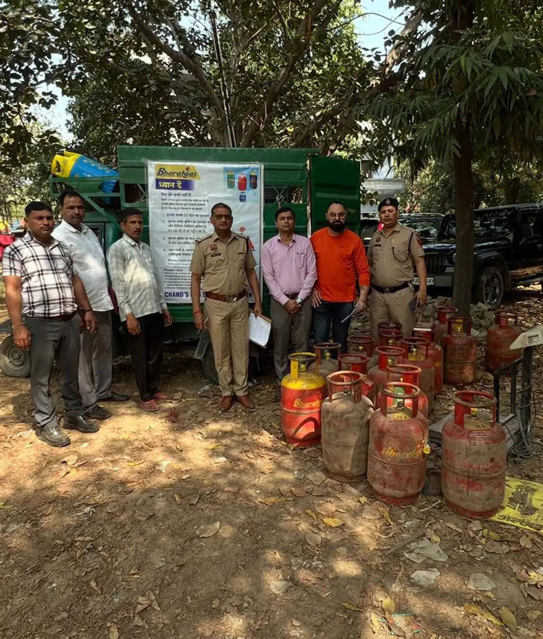 गुरुग्राम में गैस की कालाबाजारी पर छापेमारी, 32 सिलेंडर जब्त