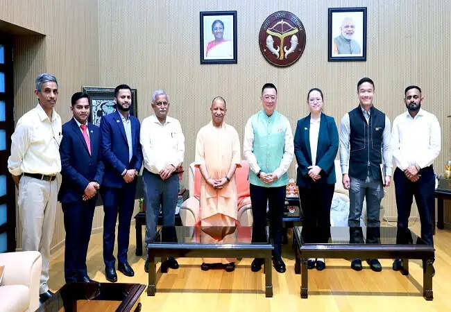 मुख्यमंत्री योगी से सिंगापुर के उच्चायुक्त साइमन वोंग की मुलाकात, निवेश, स्किल डेवलपमेंट और इंफ्रास्ट्रक्चर में सहयोग बढ़ाने पर सहमति