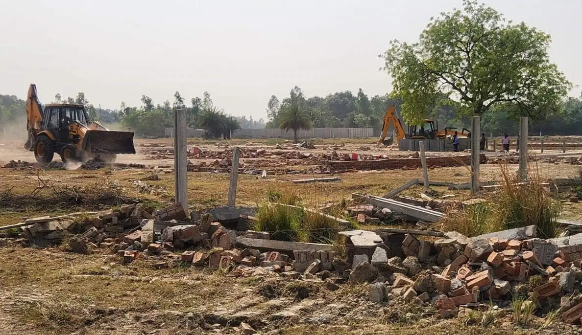 मोहनलालगंज में तीन अवैध प्लाटिंग पर चला बुलडोजर : जोनल अधिकारी