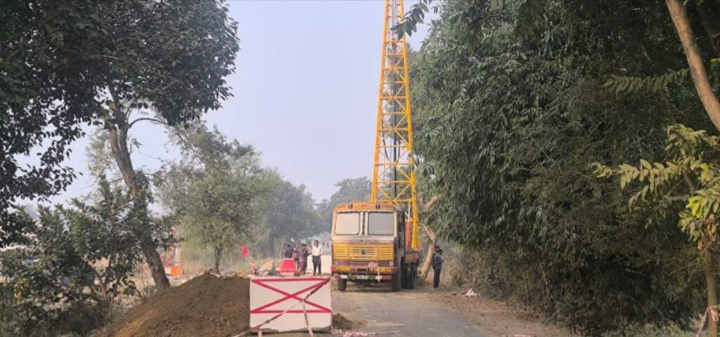 चौकाघाट क्रासिंग के पास पुल निर्माण शुरू, साइड रास्ता न होने से बढ़ी राहगीरों की परेशानी