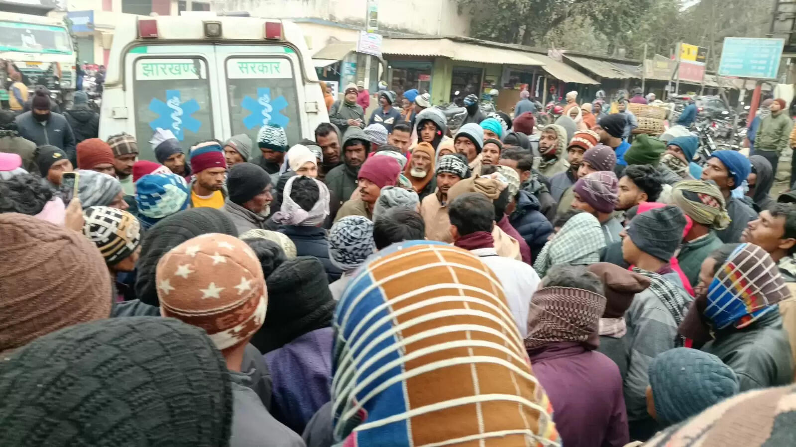 ई-रिक्शा चालक की हत्या के विरोध में परिजनों ने शव को रखकर किया सड़क जाम