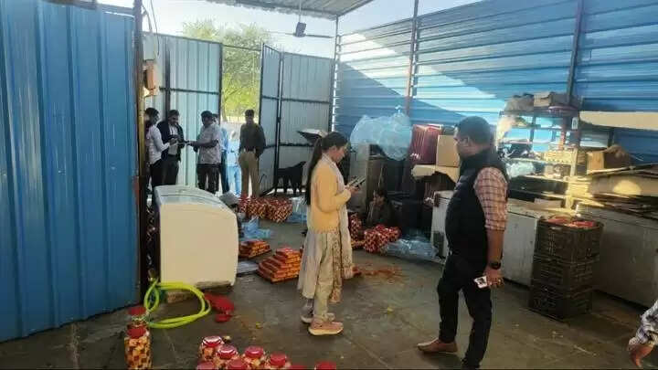 इंदौरः जिला प्रशासन की बड़ी कार्रवाई, केलोद करताल में अवैध बेकरी सील, घरेलू गैस सिलेंडर जप्त