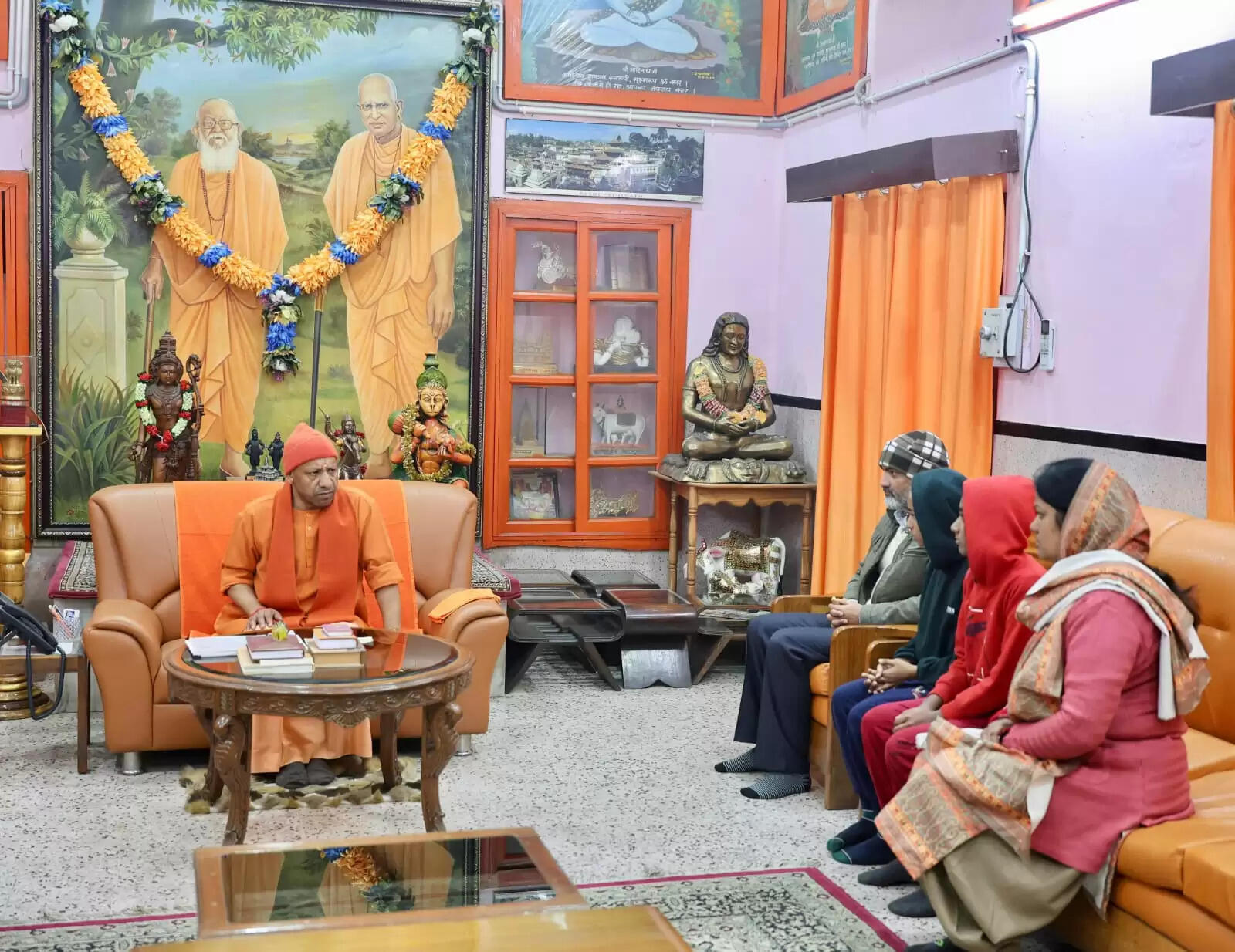 पत्रकार विवेक अस्थाना के परिवार की मुख्यमंत्री योगी ने की आर्थिक मदद